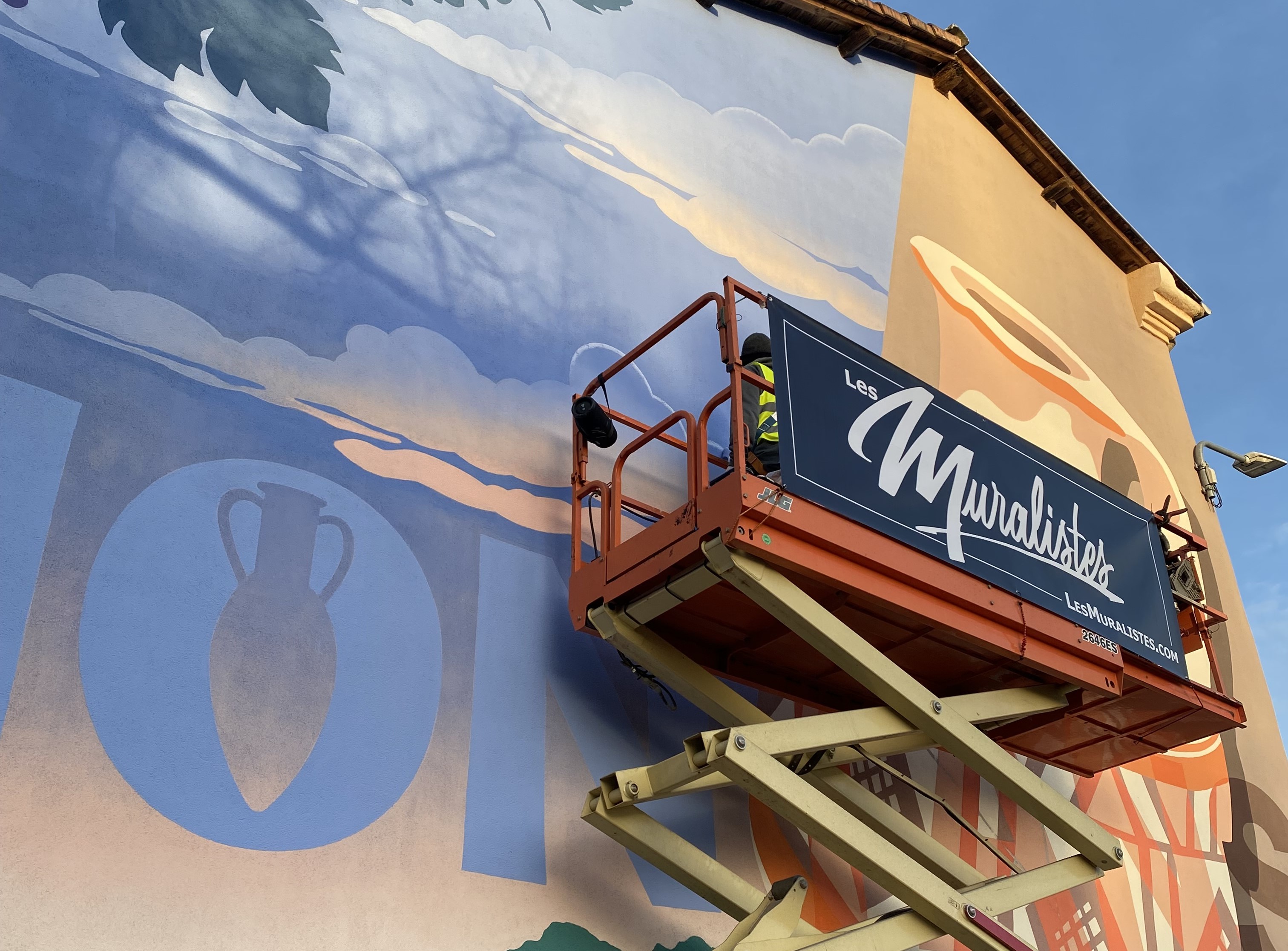 Fresque murale artisanale peinte à la main dans le Tarn, Occitanie. Grande peinture murale révélant l'identité d'un village réalisée pour la collectivité Gaillac - Graulhet.