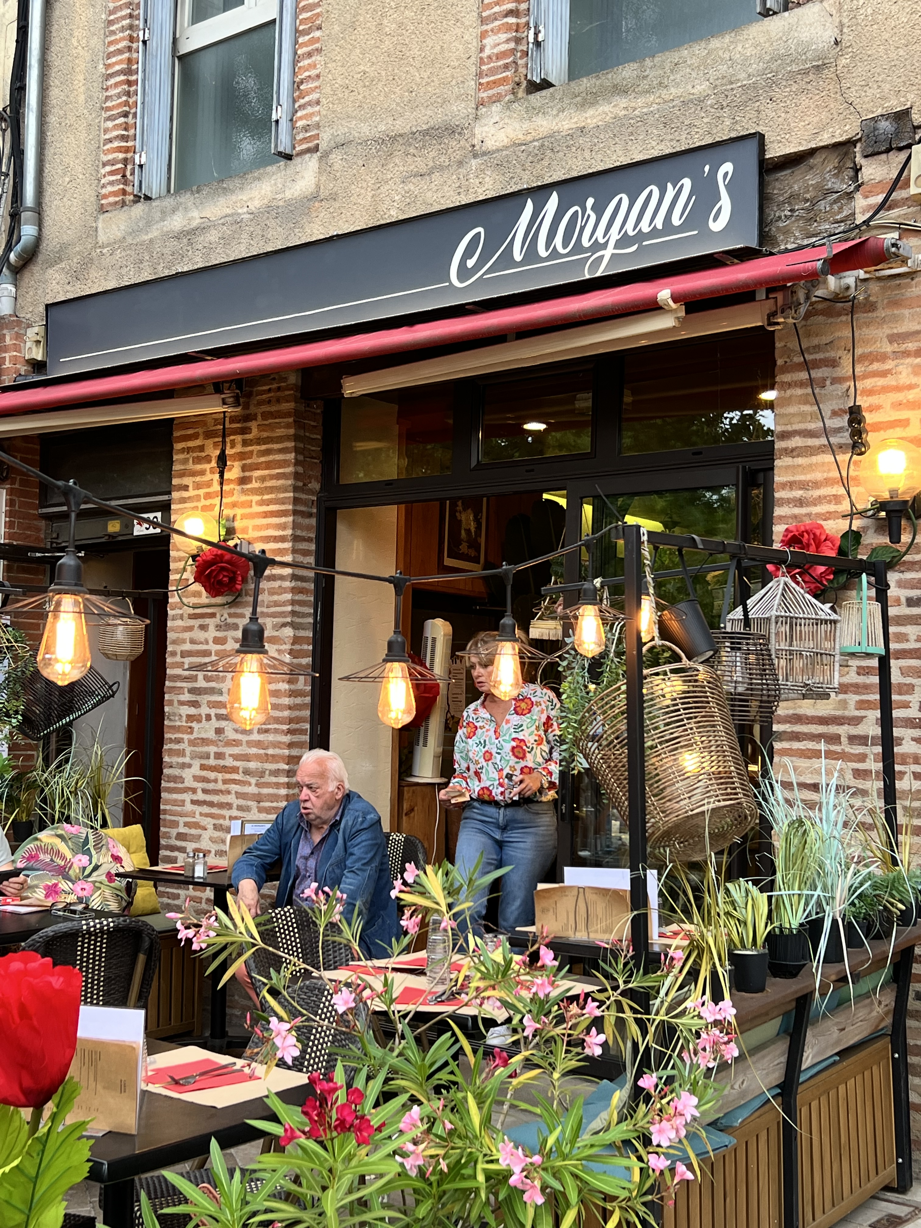 Enseigne grise au-dessus de la porte du restaurant Morgan's à Gaillac.