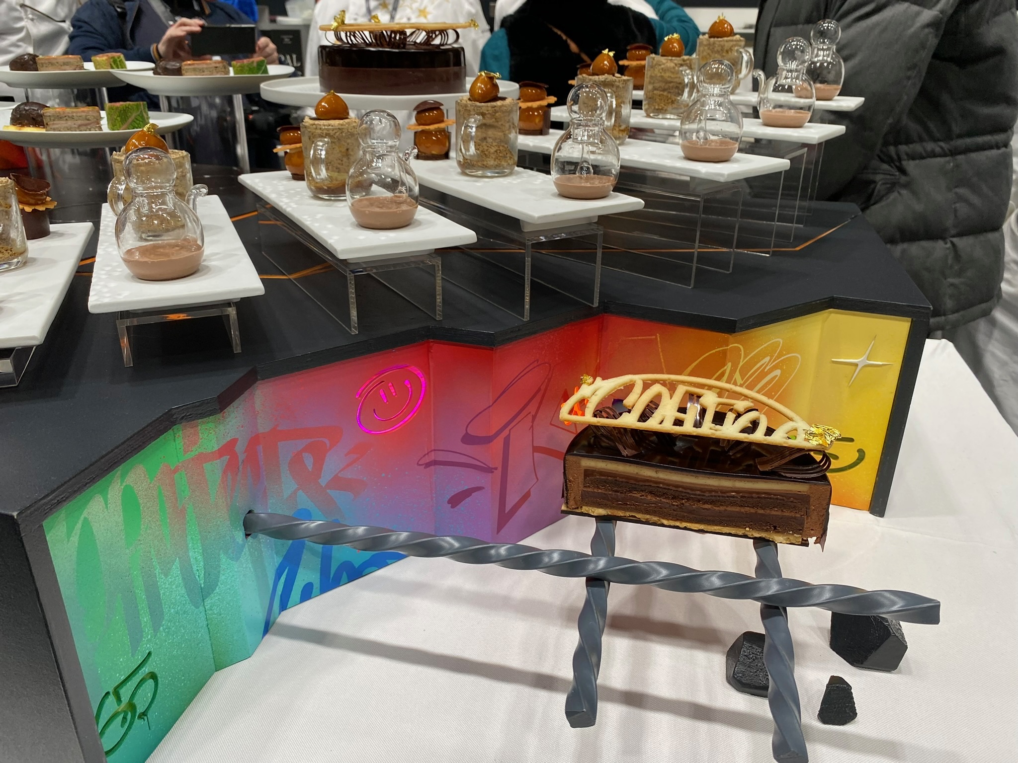table fabriquée et peinte pour l'équipe américaine qui participe à la coupe du monde des traiteurs qui a disposé ses mets dessus