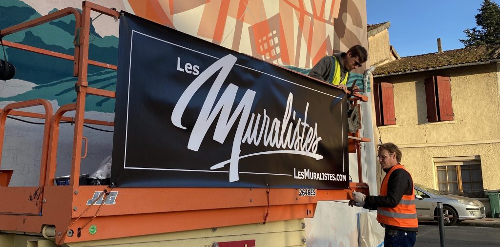 Les frères Marnata sur la nacelle louée pour réalisée la fresque murale