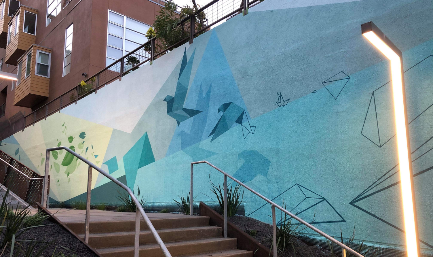 peinture décorative dans les escaliers d'une rue à San Francisco représentant des oiseaux en origami.