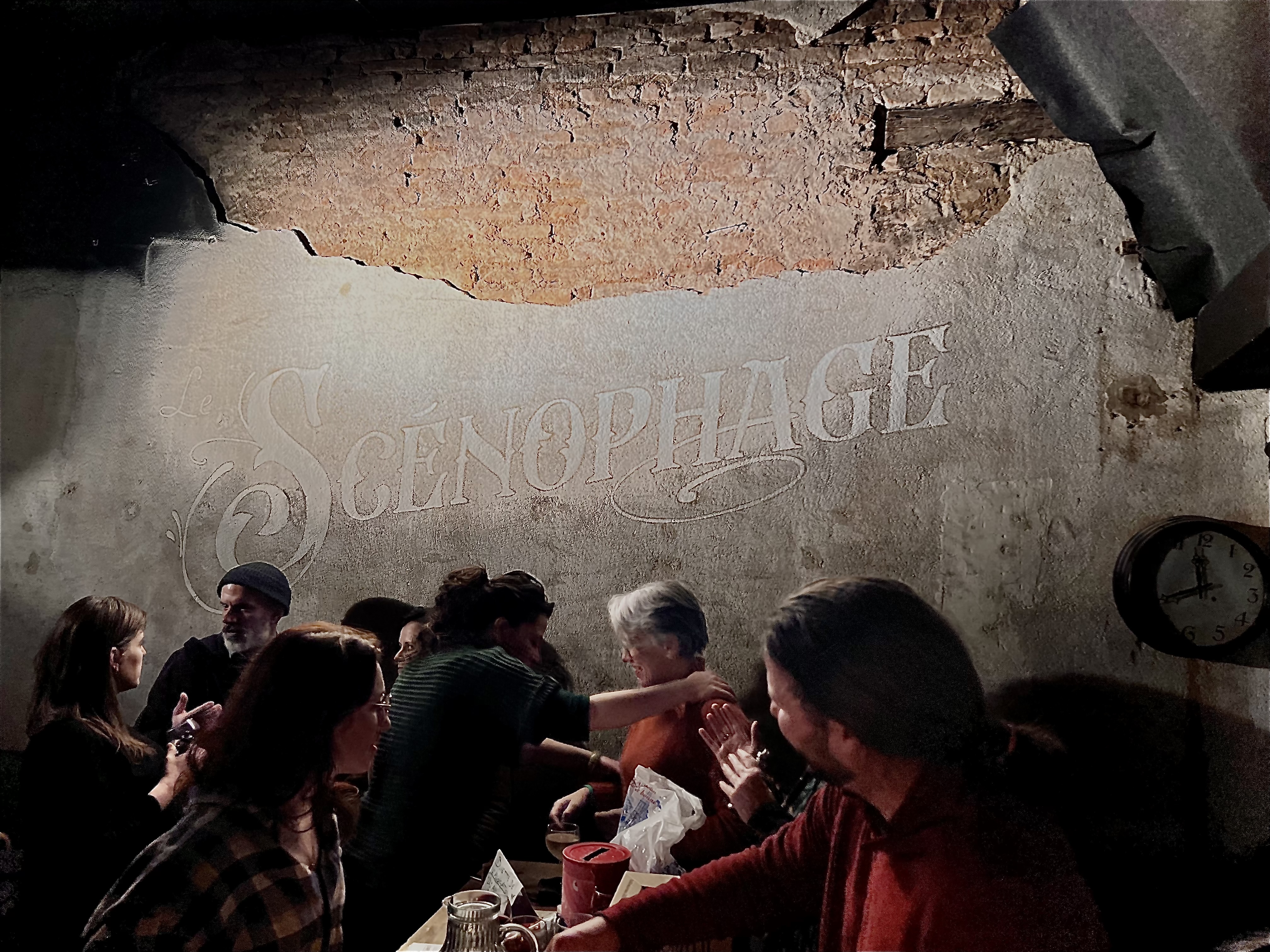 inscription "scénophage" sur le mur du petit théâtre de Gaillac.