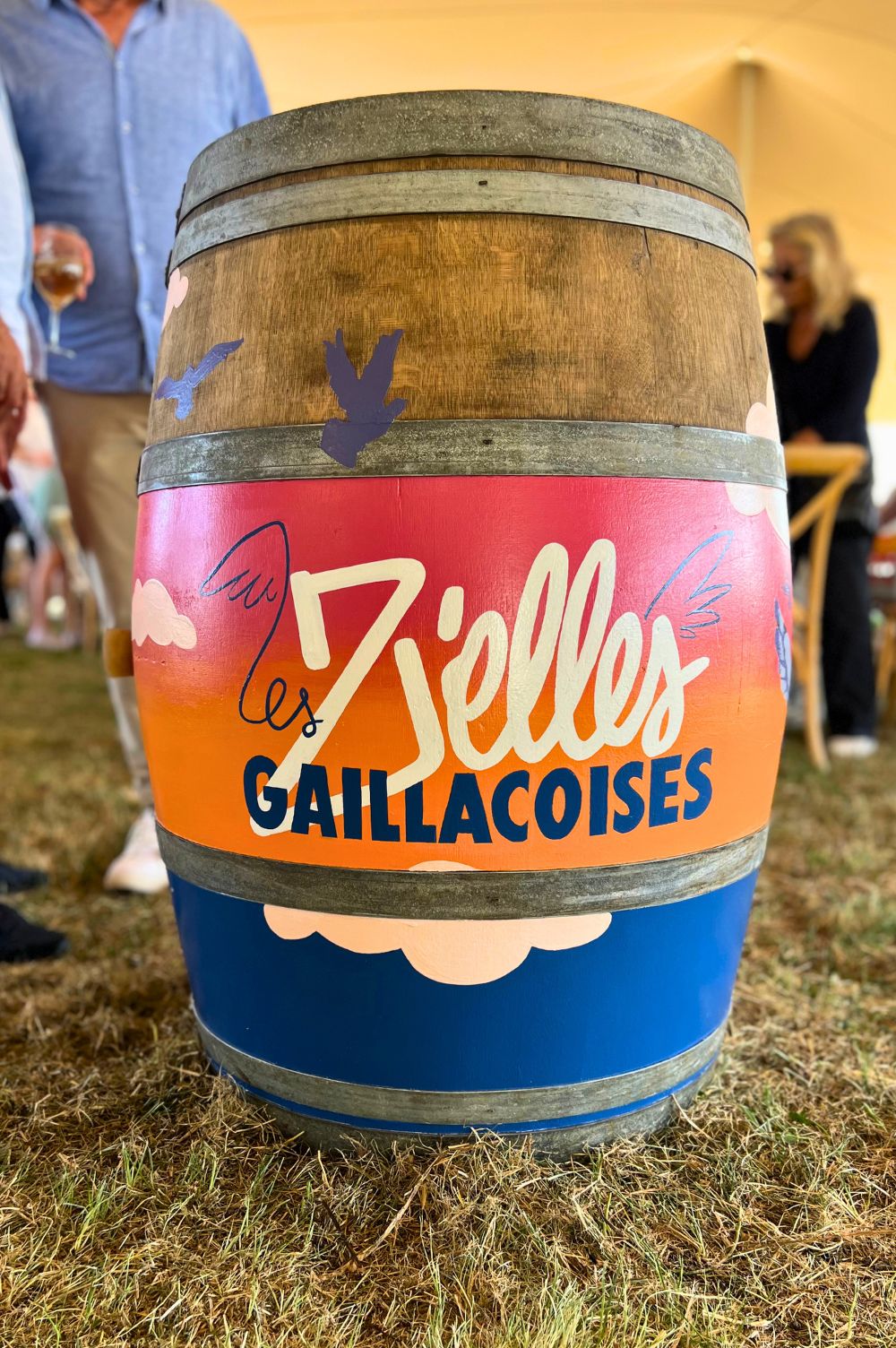 peinture en lettres "les z'elles gaillacoises" sur la barrique de vin