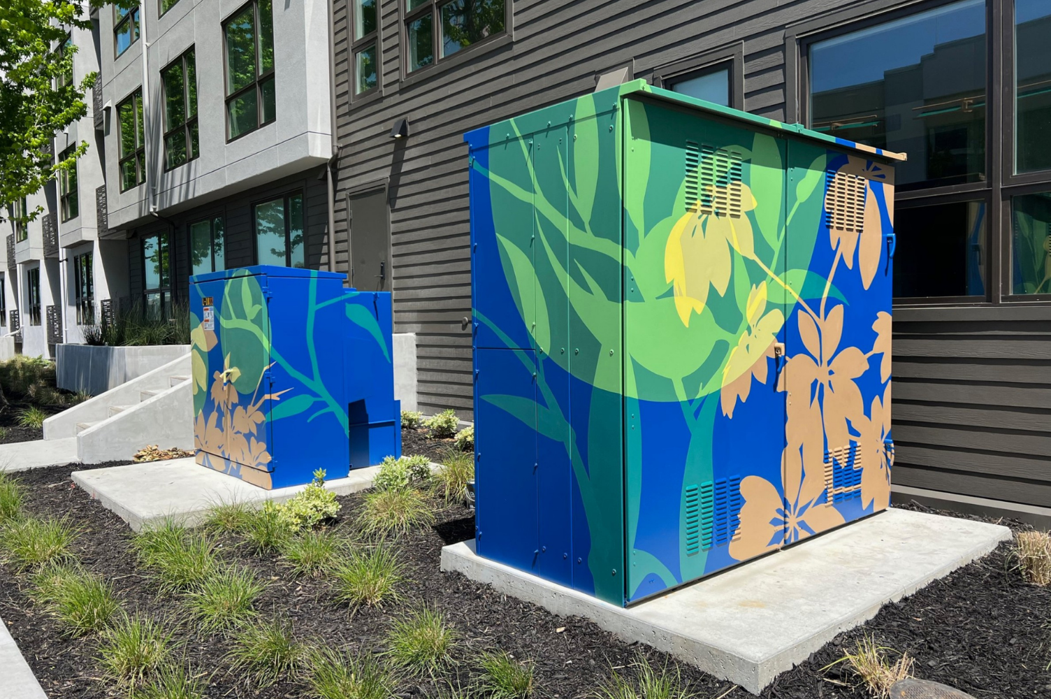décoration peinte à la main qui représente des plantes sur les transformateurs à San Francisco.